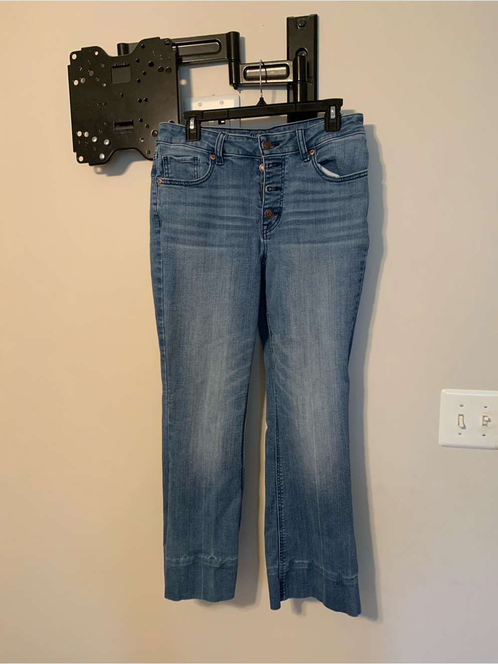 Woman’s Maurices Medium Blue Wide-Leg Button-Fly Jeans. Size 12